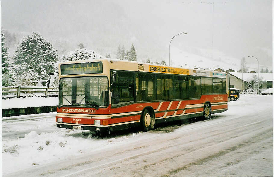 (038'111) - ASKA Aeschi - Nr. 2/BE 26'783 - MAN am 28. Dezember 1999 beim Bahnhof Frutigen