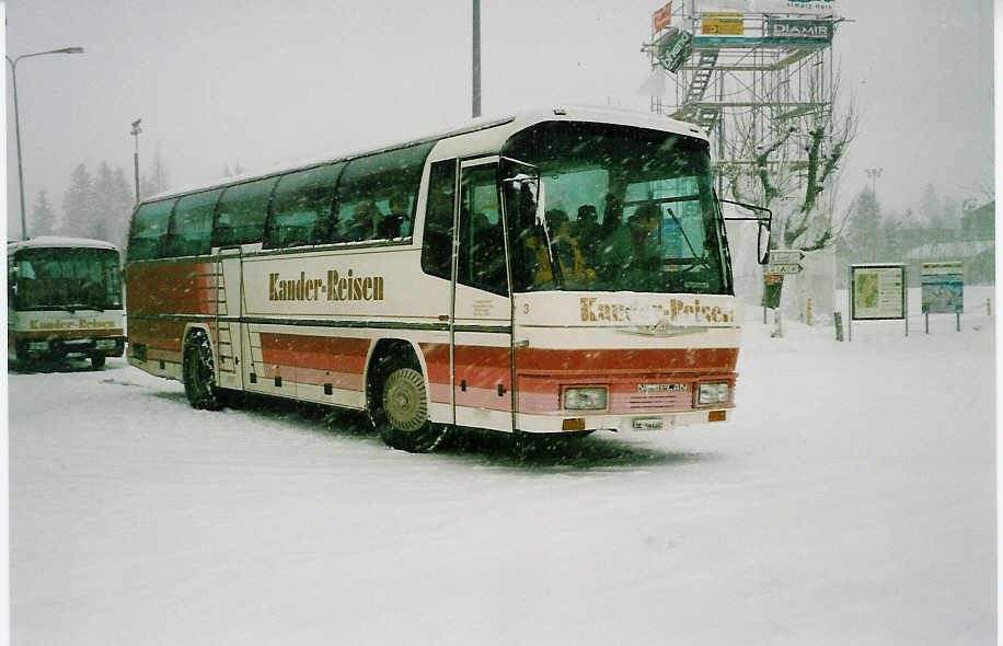 (038'117) - Kander-Reisen, Frutigen - Nr. 3/BE 66'132 - Neoplan am 28. Dezember 1999 beim Bahnhof Kandersteg