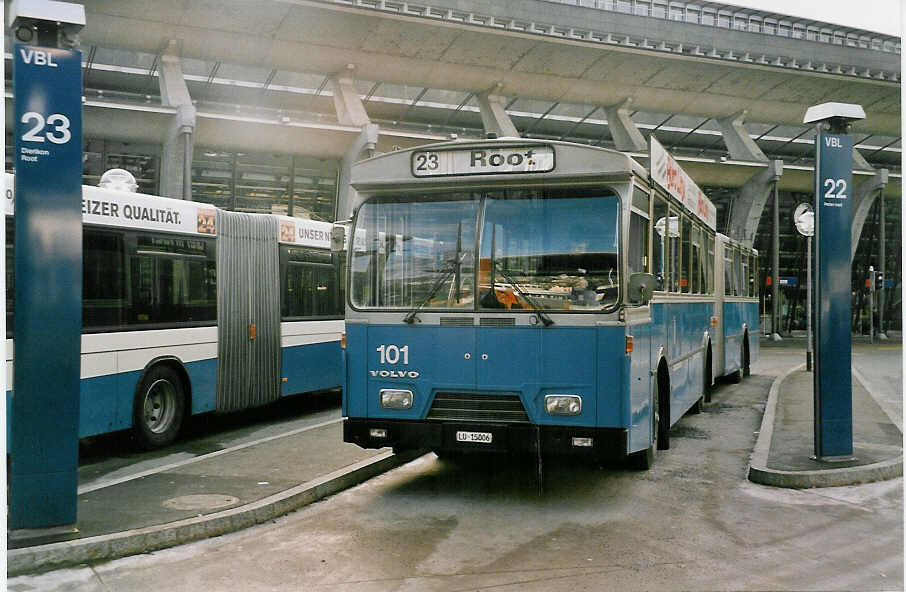 (038'136) - VBL Luzern - Nr. 101/LU 15'006 - Volvo/Hess am 30. Dezember 1999 beim Bahnhof Luzern