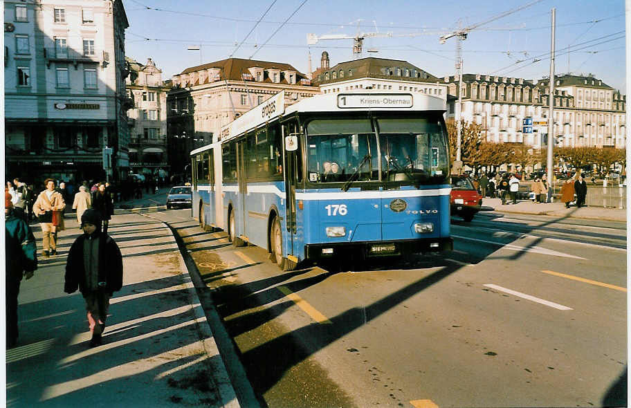 (038'204) - VBL Luzern - Nr. 176 - Volvo/Hess Gelenktrolleybus am 30. Dezember 1999 in Luzern, Schwanenplatz