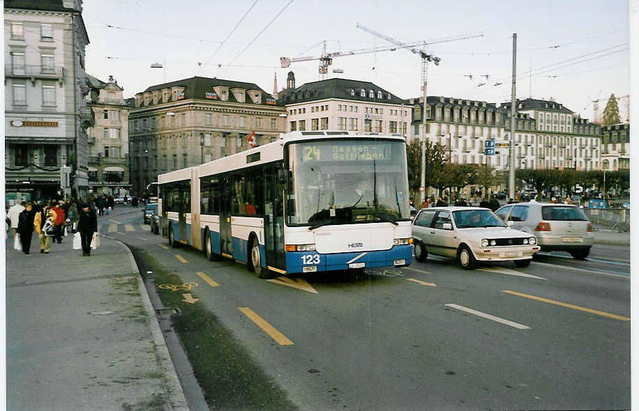 (038'209) - VBL Luzern - Nr. 123/LU 15'023 - Volvo/Hess am 30. Dezember 1999 in Luzern, Schwanenplatz