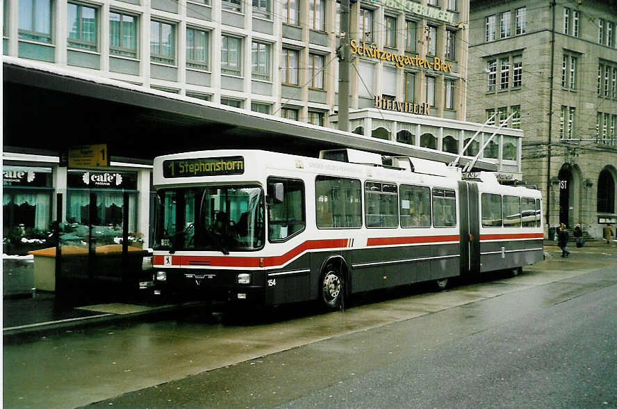 (038'610) - VBSG St. Gallen - Nr. 154 - NAW/Hess Gelenktrolleybus am 1. Januar 2000 beim Bahnhof St. Gallen