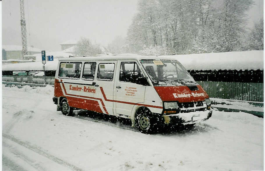 (038'823) - Kander-Reisen, Frutigen - Nr. 7/BE 408 - Renault am 23. Januar 2000 beim Bahnhof Frutigen
