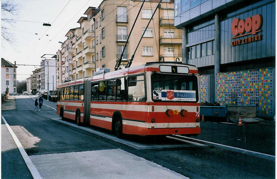 (039'303) - VB Biel - Nr. 72 - Volvo/R&J Gelenktrolleybus am 21. Februar 2000 in Biel, Nidaugasse