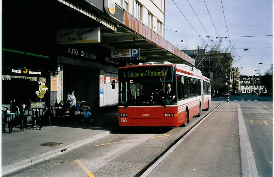 (039'304) - VB Biel - Nr. 86 - NAW/Hess Gelenktrolleybus am 21. Februar 2000 beim Bahnhof Biel
