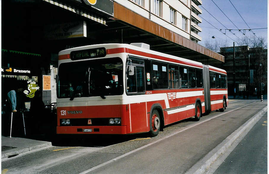 (039'313) - VB Biel - Nr. 131/BE 446'131 - Volvo/R&J am 21. Februar 2000 beim Bahnhof Biel