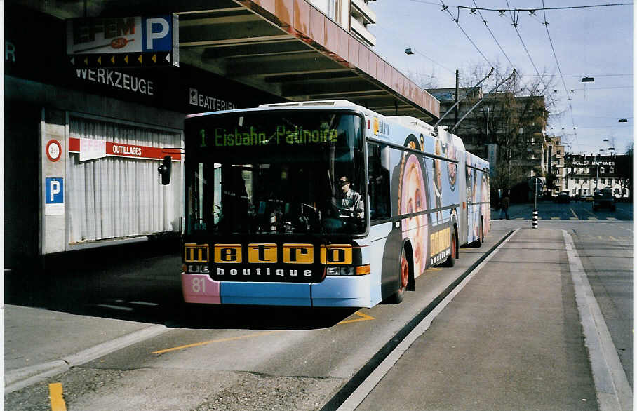 (039'314) - VB Biel - Nr. 81 - NAW/Hess Gelenktrolleybus am 21. Februar 2000 beim Bahnhof Biel