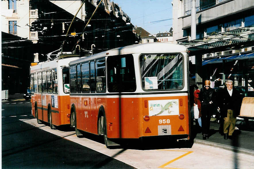 (039'435) - TL Lausanne - Nr. 958 - Rochat/Lauber Personenanhnger am 5. Mrz 2000 beim Bahnhof Lausanne