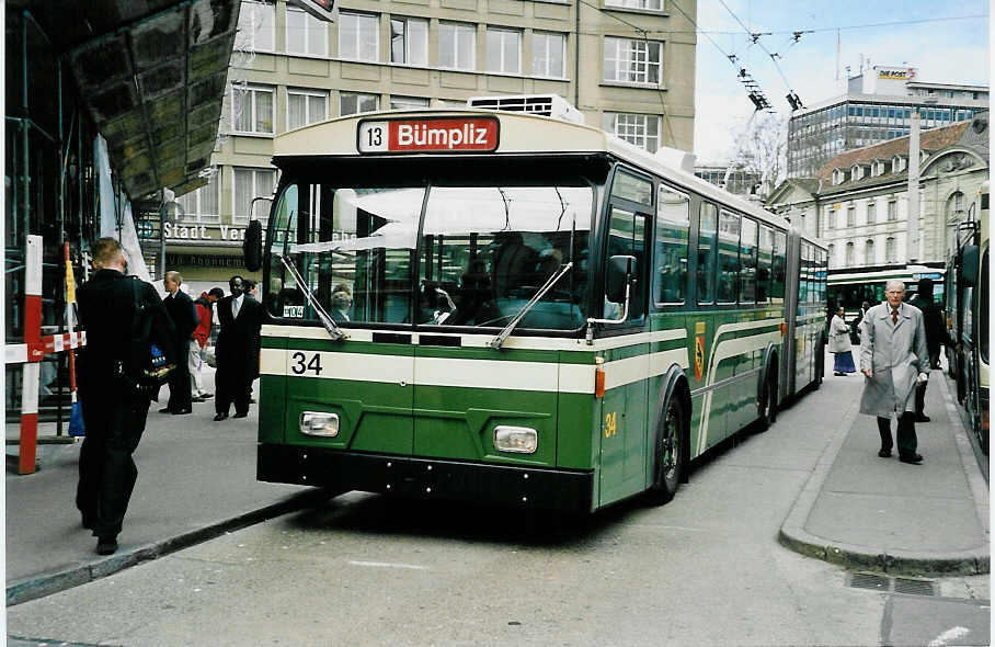 (039'704) - SVB Bern - Nr. 34 - FBW/Gangloff Gelenktrolleybus am 14. Mrz 2000 beim Bahnhof Bern