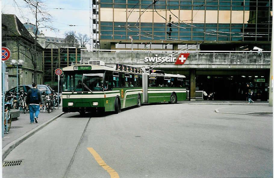 (039'707) - SVB Bern - Nr. 57 - FBW/Hess Gelenktrolleybus am 14. Mrz 2000 beim Bahnhof Bern