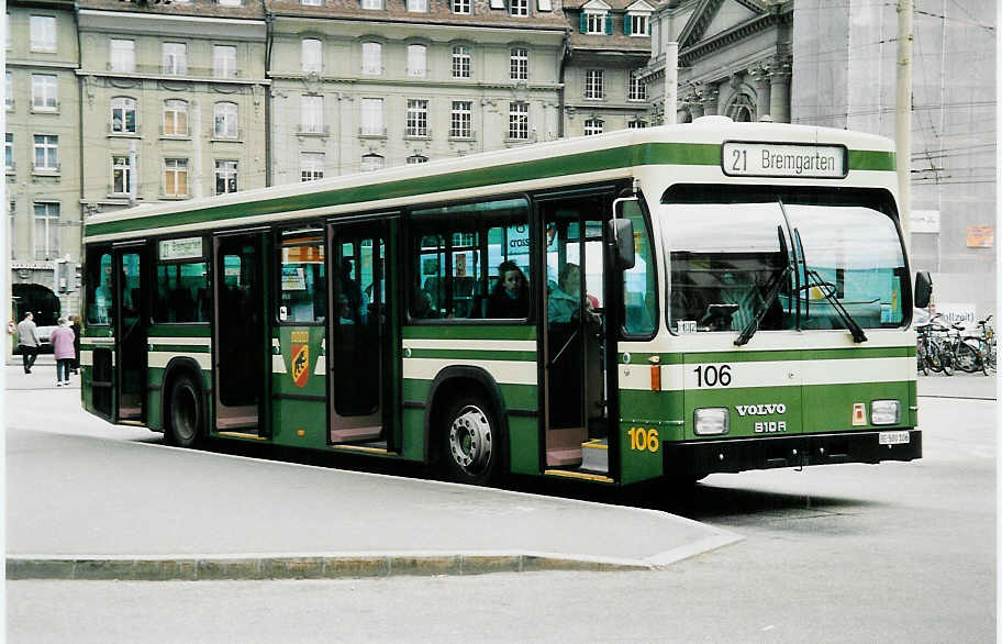 (039'716) - SVB Bern - Nr. 106/BE 500'106 - Volvo/R&J am 14. Mrz 2000 beim Bahnhof Bern