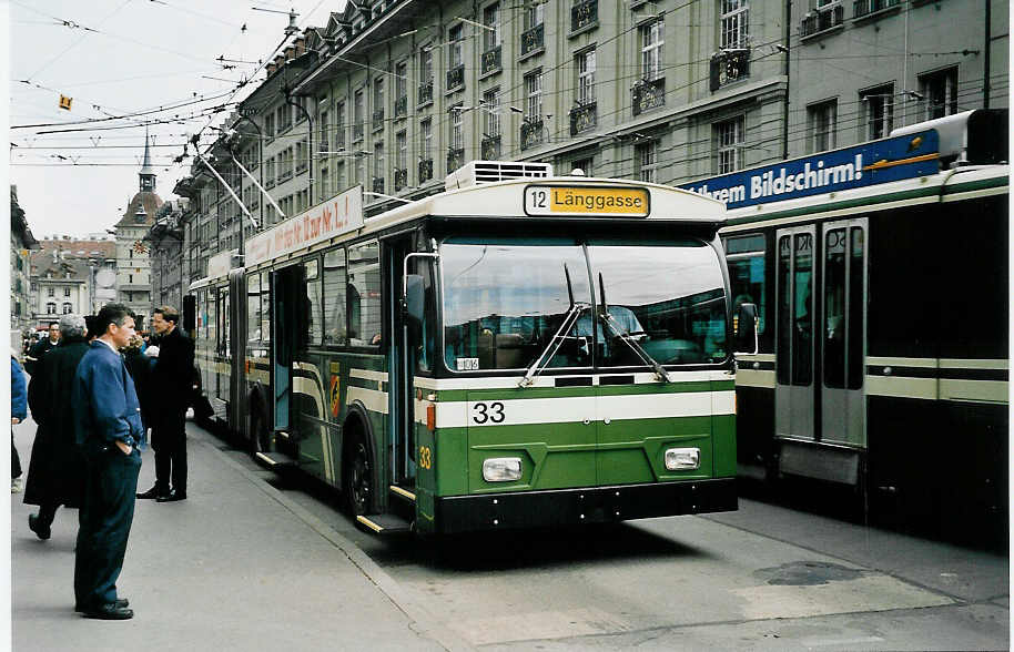 (039'719) - SVB Bern - Nr. 33 - FBW/Hess Gelenktrolleybus am 14. Mrz 2000 beim Bahnhof Bern