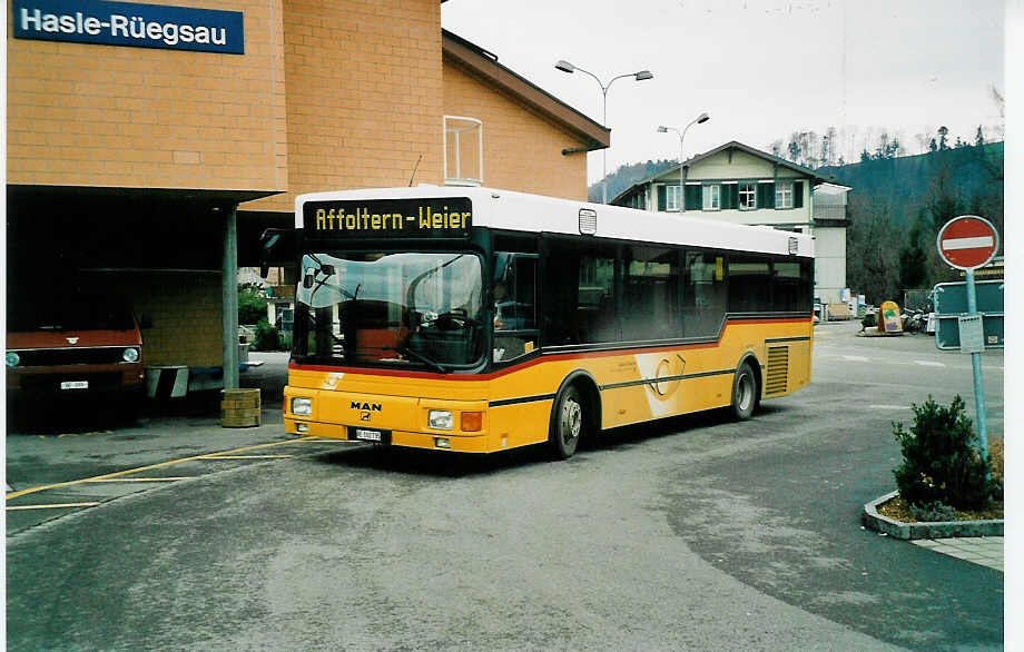 (039'923) - Trachsel, Hasle-Regsau - BE 102'735 - MAN/Lauber am 18. Mrz 2000 beim Bahnhof Hasle-Regsau