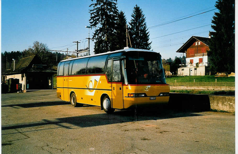 (040'009) - Steiner, Altbron - LU 15'518 - Neoplan am 8. April 2000 beim Bahnhof St. Urban