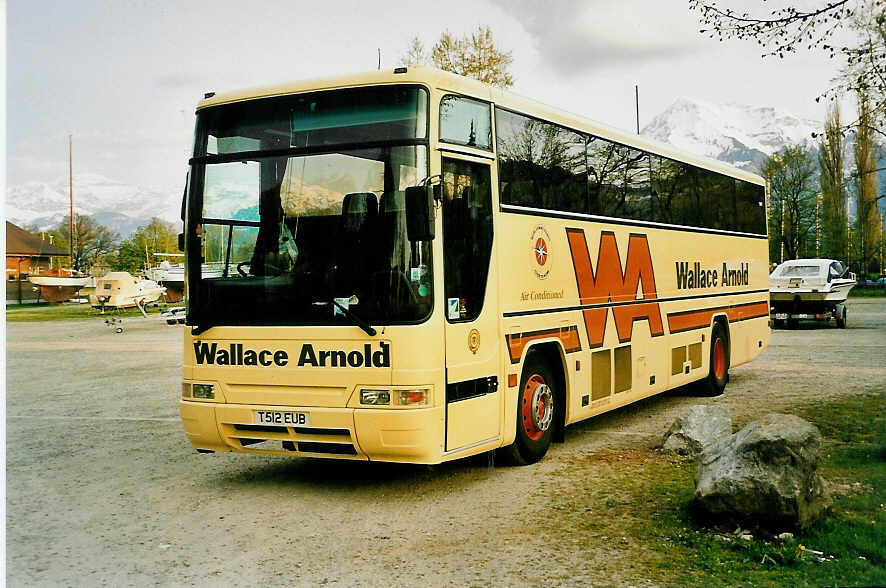 (040'312) - Aus England: Wallace, Torquay - T 512 EUB - Plaxton am 21. April 2000 in Thun, Lachenwiese