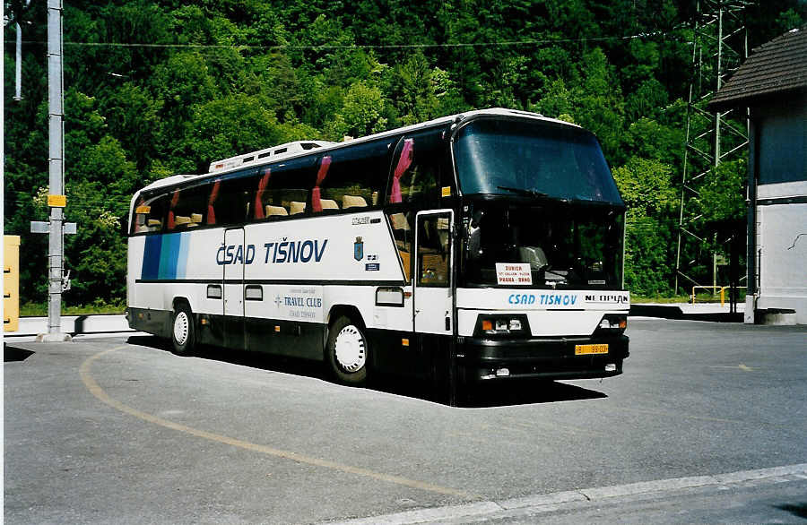(040'716) - Aus der Tschechoslowakei: CSAD Tisnov - BI-99-03 - Neoplan am 1. Juni 2000 beim Bahnhof Sihlwald