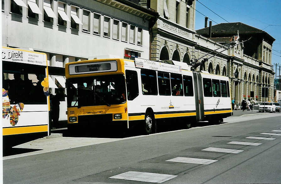(041'327) - VBSH Schaffhausen - Nr. 111 - NAW/Hess Gelenktrolleybus am 19. Juni 2000 beim Bahnhof Schaffhausen