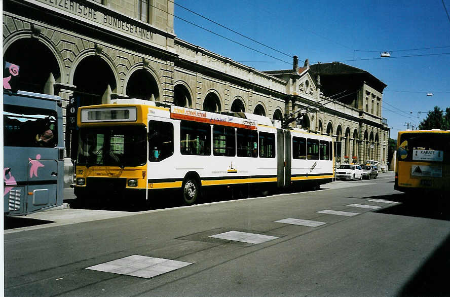 (041'335) - VBSH Schaffhausen - Nr. 112 - NAW/Hess Gelenktrolleybus am 19. Juni 2000 beim Bahnhof Schaffhausen