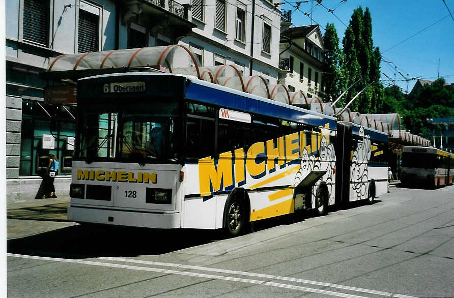 (041'425) - WV Winterthur - Nr. 128 - Saurer/FHS Gelenktrolleybus am 19. Juni 2000 beim Hauptbahnhof Winterthur