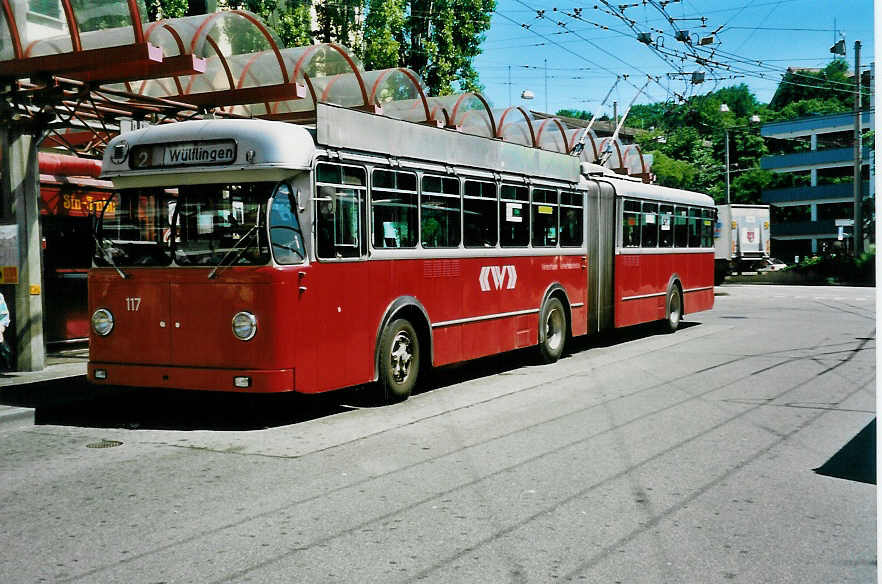 (041'503) - WV Winterthur - Nr. 117 - Berna/SWS-R&J Gelenktrolleybus am 19. Juni 2000 beim Hauptbahnhof Winterthur