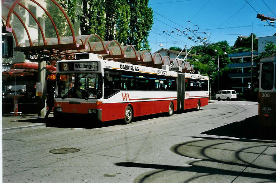 (041'527) - WV Winterthur - Nr. 141 - Mercedes Gelenktrolleybus am 19. Juni 2000 beim Hauptbahnhof Winterthur