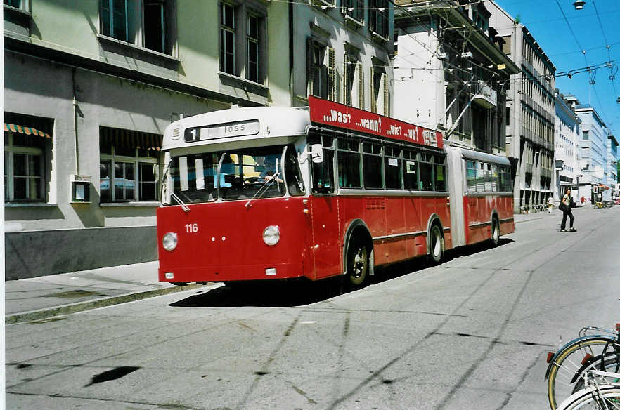 (041'528) - WV Winterthur - Nr. 116 - Berna/SWS-R&J Gelenktrolleybus am 19. Juni 2000 beim Hauptbahnhof Winterthur