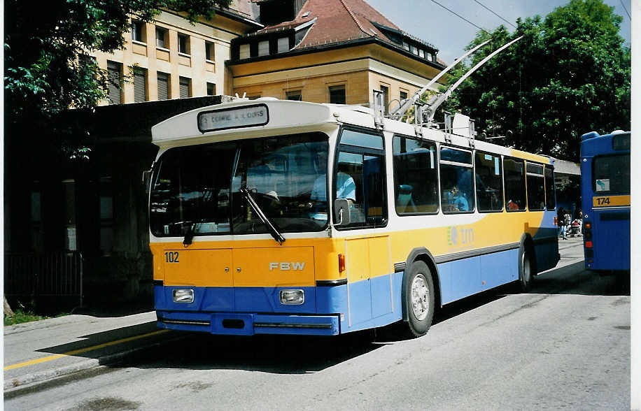 (041'801) - TC La Chaux-de-Fonds - Nr. 102 - FBW/Hess-Haag Trolleybus am 12. Juli 2000 beim Bahnhof La Chaux-de-Fonds