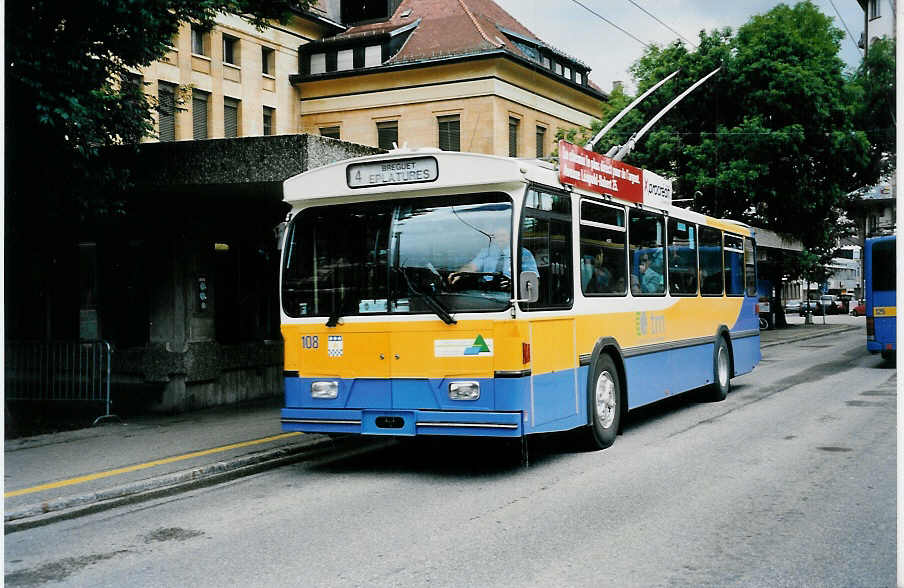 (041'804) - TC La Chaux-de-Fonds - Nr. 108 - FBW/Hess-Haag Trolleybus am 12. Juli 2000 beim Bahnhof La Chaux-de-Fonds