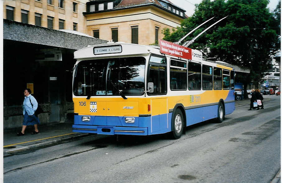 (041'809) - TC La Chaux-de-Fonds - Nr. 106 - FBW/Hess-Haag Trolleybus am 12. Juli 2000 beim Bahnhof La Chaux-de-Fonds