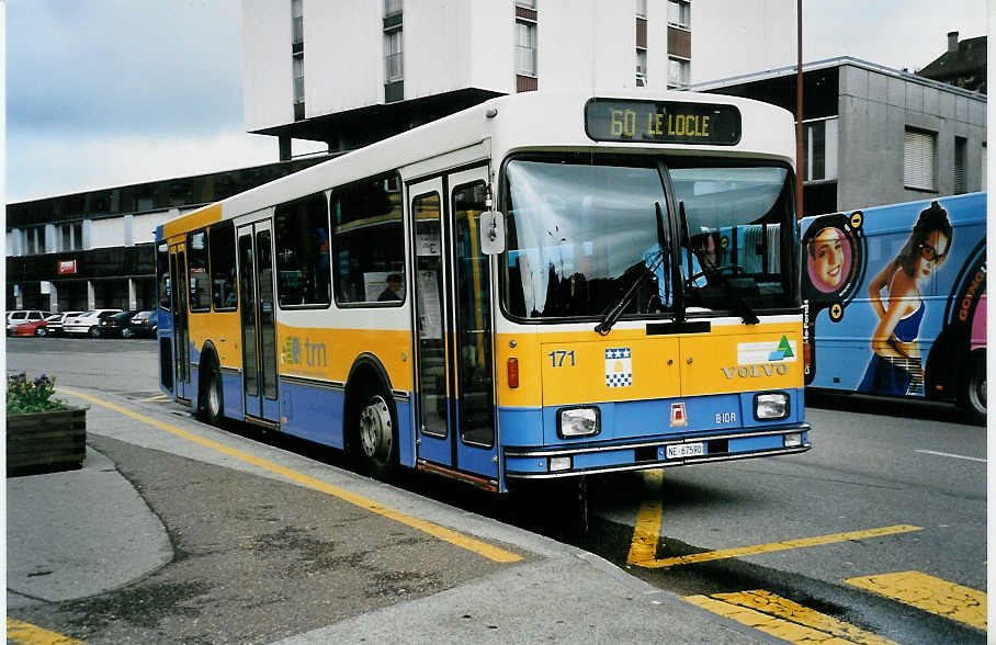 (041'812) - TC La Chaux-de-Fonds - Nr. 171/NE 67'590 - Volvo/R&J am 12. Juli 2000 beim Bahnhof La Chaux-de-Fonds