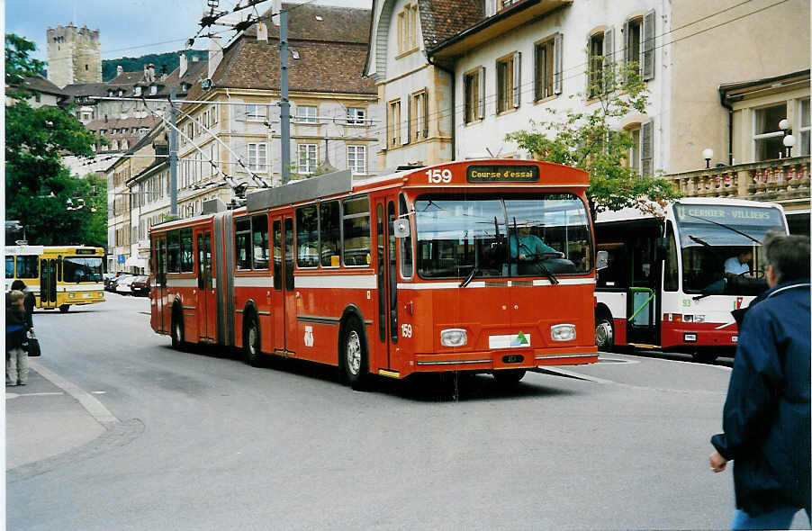 (041'826) - TN Neuchtel - Nr. 159 - FBW/Hess Gelenktrolleybus (ex Nr. 59) am 12. Juli 2000 in Neuchtel, Place Pury