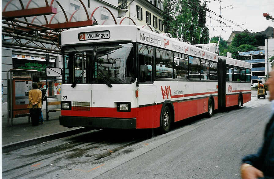 (041'909) - WV Winterthur - Nr. 127 - Saurer/FHS Gelenktrolleybus am 13. Juli 2000 beim Hauptbahnhof Winterthur