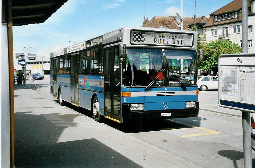 (042'008) - VZO Grningen - Nr. 19/ZH 41'419 - Mercedes am 17. Juli 2000 beim Bahnhof Rapperswil