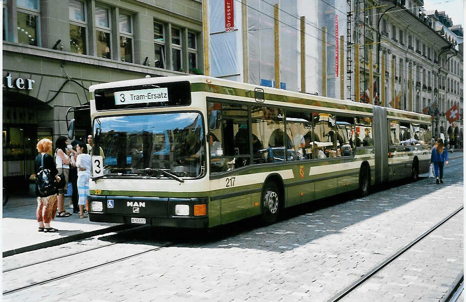 (042'026) - SVB Bern - Nr. 217/BE 513'217 - MAN am 18. Juli 2000 in Bern, Brenplatz