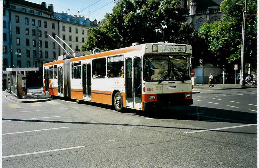 (042'103) - TPG Genve - Nr. 684 - NAW/Hess Gelenktrolleybus am 19. Juli 2000 beim Bahnhof Genve