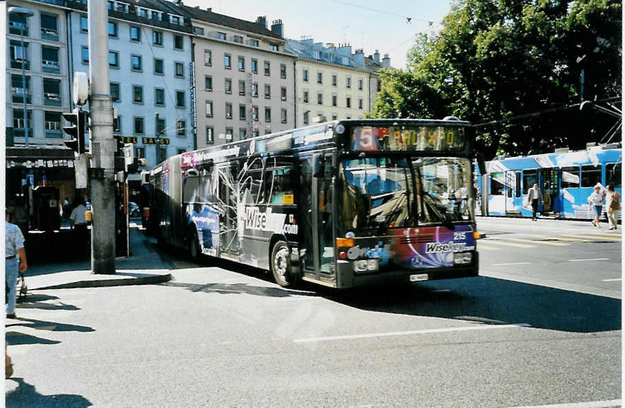 (042'107) - TPG Genve - Nr. 215/GE 96'693 - Mercedes am 19. Juli 2000 beim Bahnhof Genve