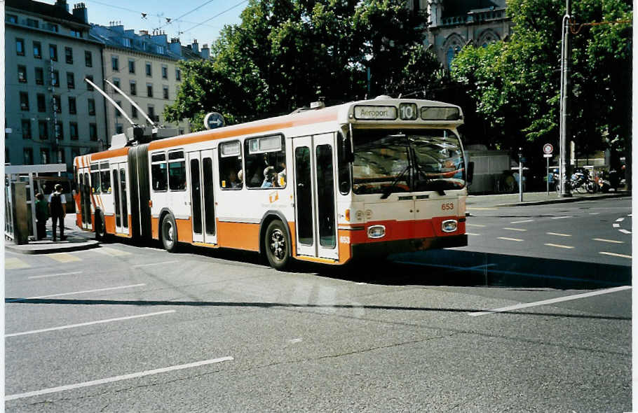 (042'108) - TPG Genve - Nr. 653 - Saurer/Hess Gelenktrolleybus am 19. Juli 2000 beim Bahnhof Genve