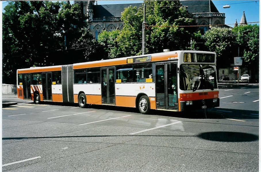 (042'116) - TPG Genve - Nr. 220/GE 96'805 - Mercedes am 19. Juli 2000 beim Bahnhof Genve