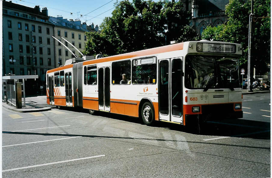 (042'118) - TPG Genve - Nr. 683 - NAW/Hess Gelenktrolleybus am 19. Juli 2000 beim Bahnhof Genve