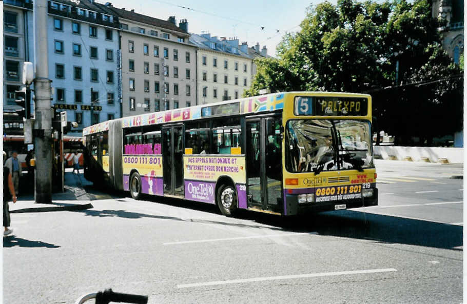 (042'122) - TPG Genve - Nr. 219/GE 96'804 - Mercedes am 19. Juli 2000 beim Bahnhof Genve