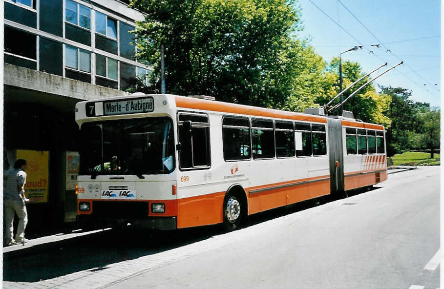 (042'123) - TPG Genve - Nr. 699 - NAW/Hess Gelenktrolleybus am 19. Juli 2000 in Le Lignon, Tours Lignon