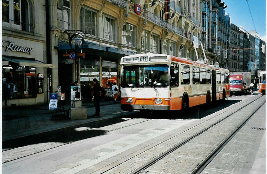 (042'125) - TPG Genve - Nr. 651 - Saurer/Hess Gelenktrolleybus am 19. Juli 2000 in Genve, Rue Croix d'Or
