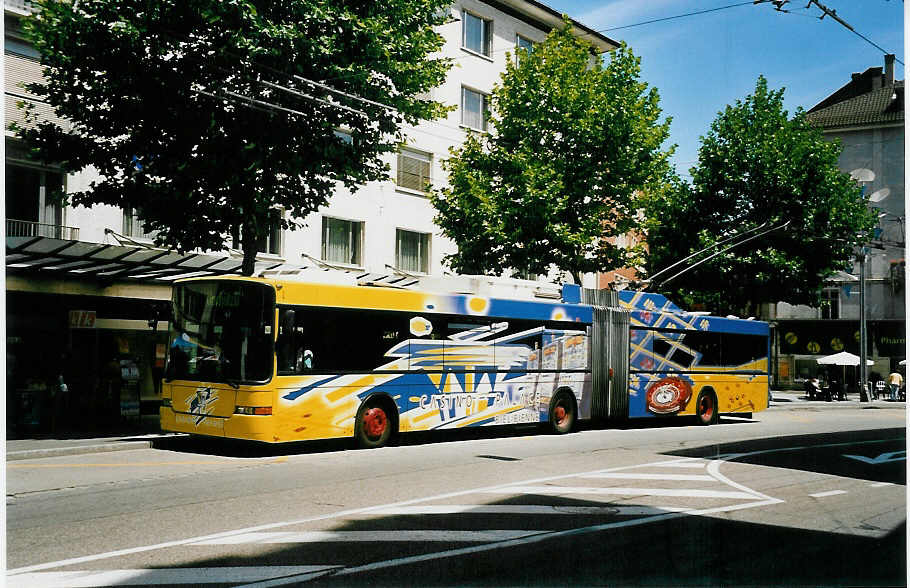 (042'215) - VB Biel - Nr. 83 - NAW/Hess Gelenktrolleybus am 20. Juli 2000 in Biel, Mhlebrcke