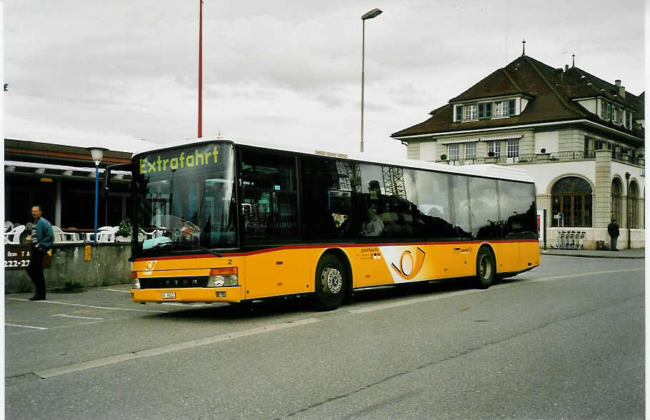 (042'313) - Steiner, Ortschwaben - Nr. 2/BE 90'522 - Setra am 29. Juli 2000 beim Bahnhof Thun