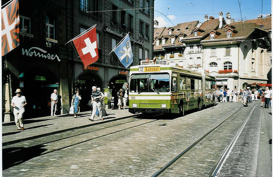 (042'523) - SVB Bern - Nr. 66 - Volvo/Hess Gelenktrolleybus am 12. August 2000 in Bern, Brenplatz