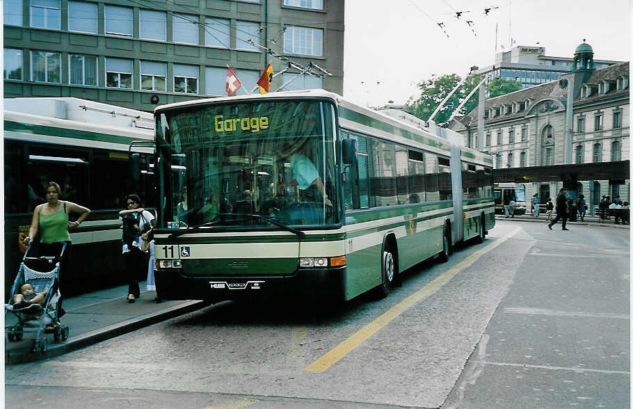 (042'526) - SVB Bern - Nr. 11 - NAW/Hess Gelenktrolleybus am 12. August 2000 beim Bahnhof Bern