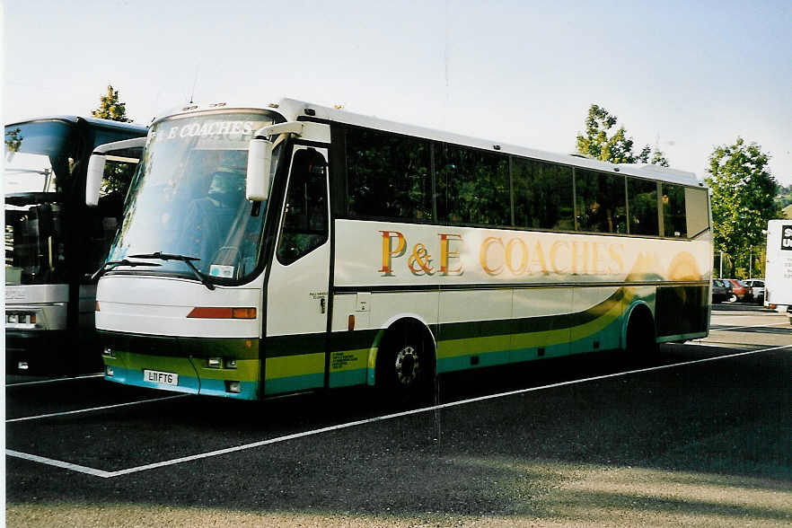 (042'705) - Aus England: P&E Coaches, Hartlepool - L11 FTG - Bova am 24. August 2000 in Thun, Seestrasse