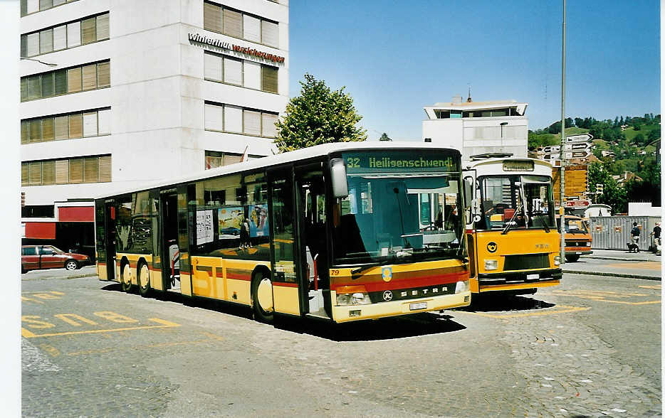 (042'706) - STI Thun - Nr. 79/BE 285'779 - Setra am 25. August 2000 beim Bahnhof Thun