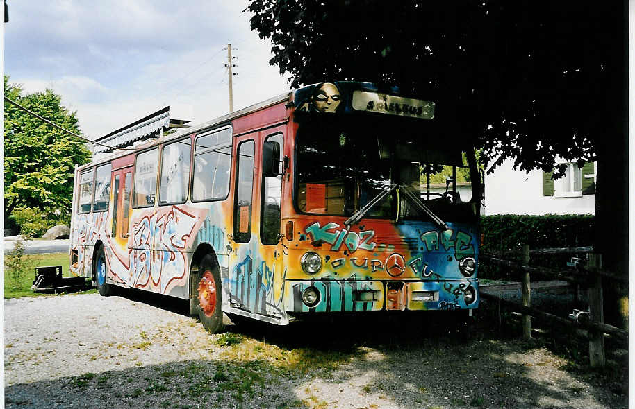 (043'006) - Spielbus, Thun - Mercedes (ex STI Thun Nr. 43) am 28. August 2000 in Thun-Lerchenfeld, Spielplatz