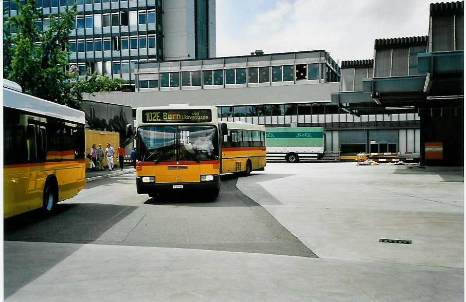 (043'020) - PTT-Regie - P 27'714 - Mercedes am 1. September 2000 in Bern, Postautostation